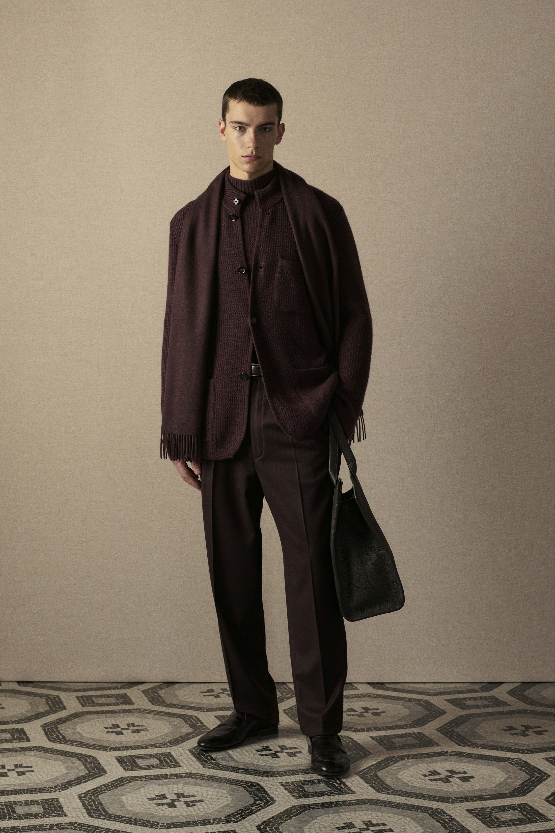 Brioni 26FW 将罗马式裁缝传统带回私密空间：柔光室内、艺术油画背景下，双排扣西装、丝绒感羊毛与精致大衣构建出一种内敛而从容的权力美学。剪裁依然精准，却刻意弱化锋芒，通过柔软肩线与舒适比例回应当代精英对“放松优雅”的渴望。Brioni 不再强调正式场合，而是将高级定制精神融入生活本身，展现真正的老钱式现代性-顽石频道趋势研究